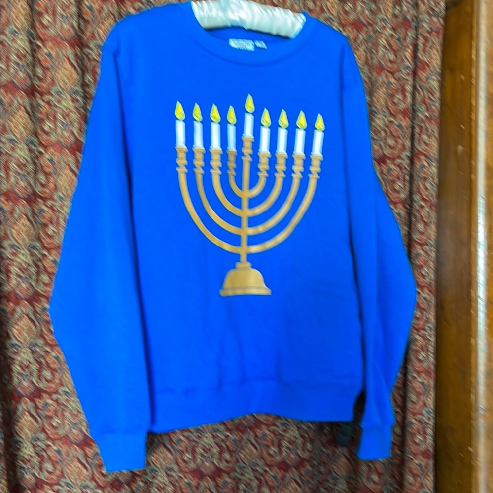 Unisex Hanukkah candles sweat shirt Blue candles light up Excellent XL